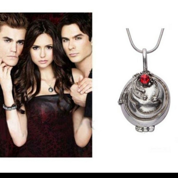 NEW Vampire Diaries Elena Gilbert Vervain Necklace With Locket - Picture 8 of 8